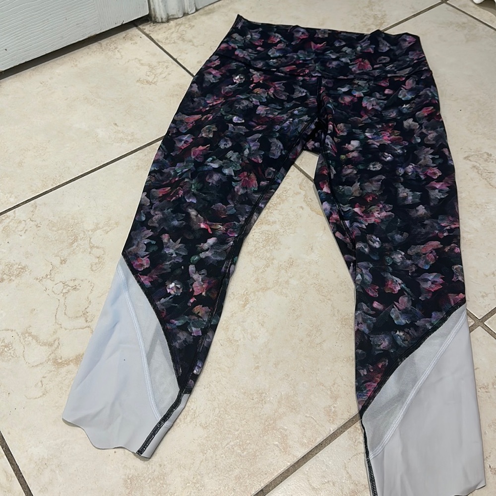 Lululemon wonder under high waisted leggings, size 8, scalloped bottoms